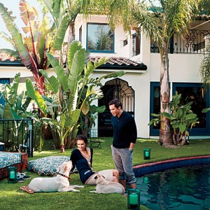 jessica-alba-with-husband-cash-warren-in-backyard-photo-credit-art-streiber